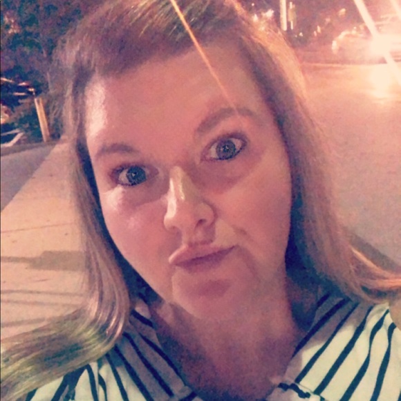 Meet your Posher, Nicole - Picture 1 of 1